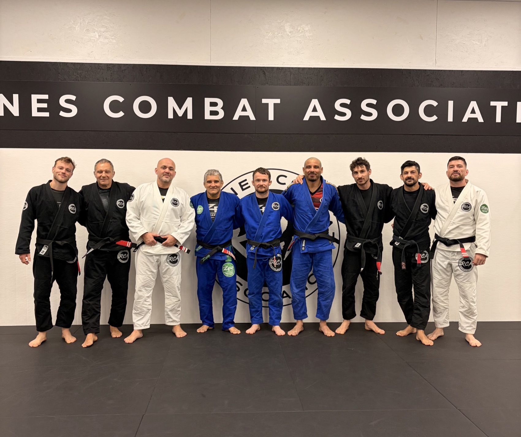 L'équipe du Rennes Combat Association réunie sur les tatamis